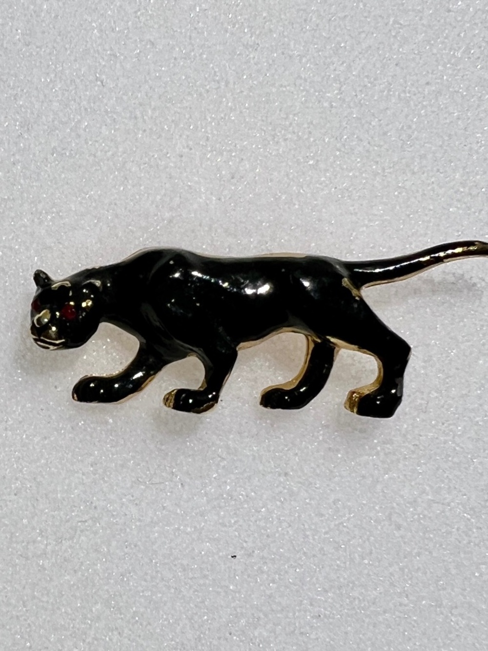 BLACK PANTHER BROOCH PIN GOLD TONE RED RHINESTONE EYE STALKING SIGN BSK VINTAGE
